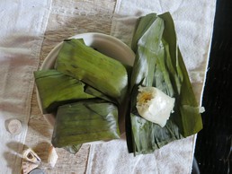 Selbstgemachte Süßigkeit: Reis mit Bananen in Palmenblättern